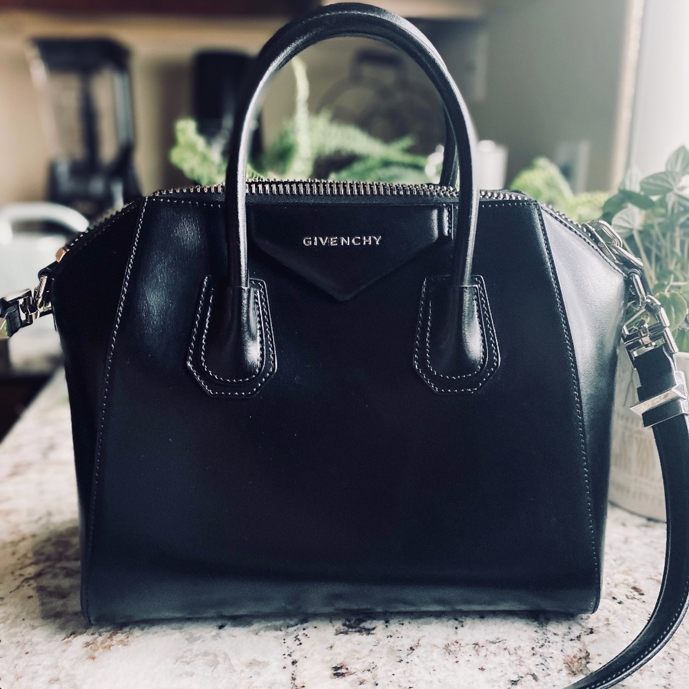 Beautiful Condition Givenchy Antigona Shoulder Bag Medium Black Leather